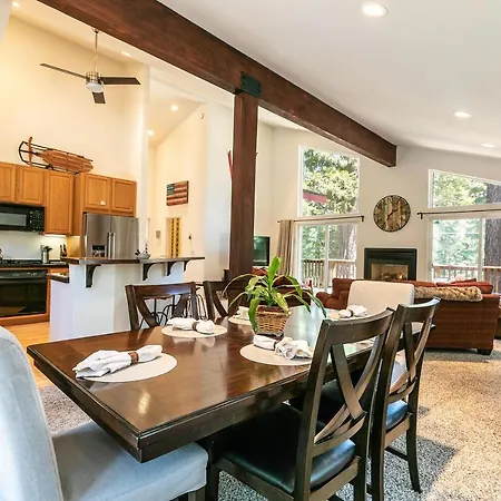 Wolf Den - Bright Open Concept 3 Bedroom- Hot Tub, Pet-Friendly, Minutes From Skiing!